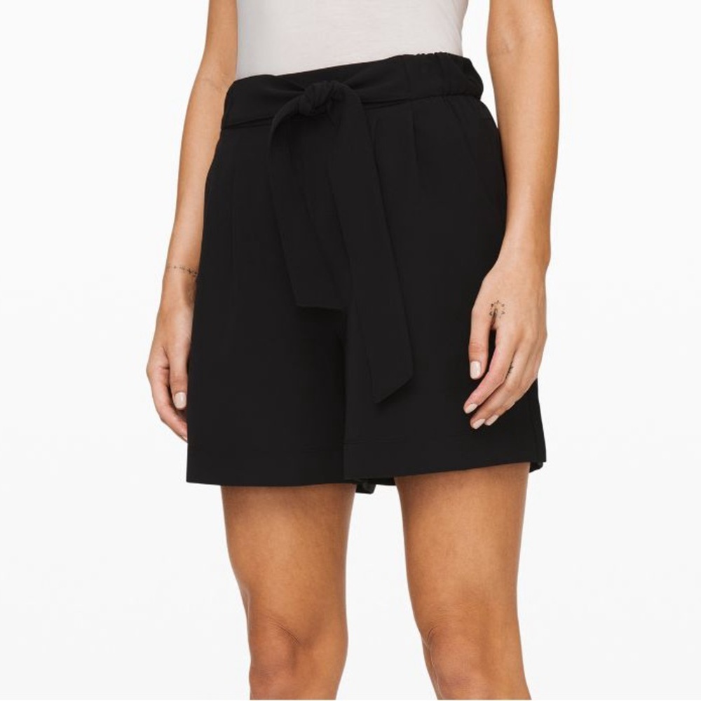 Lululemon Noir High-Rise Short 5.5"  Tie-Waist Dressy Shorts High-Rise
